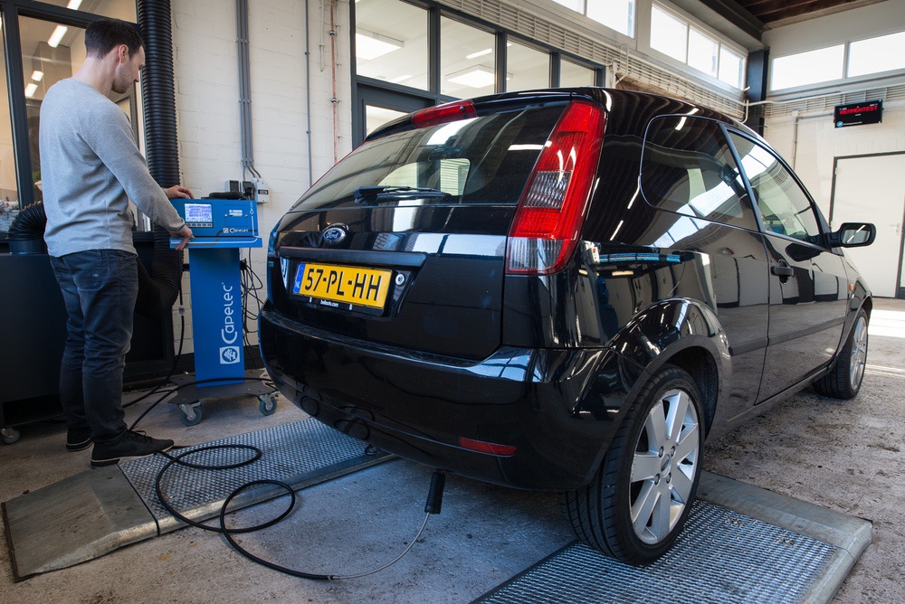 Uitleesapparatuur voor diagnose bij een zwarte Ford Fiesta in de werkplaats