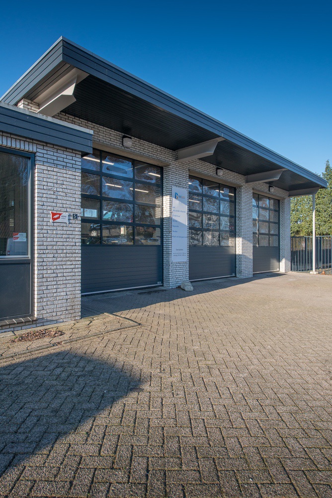 De gevel van Beil Auto aan de Hoolstraat, waar ook Autohopper Weert is gevestigd