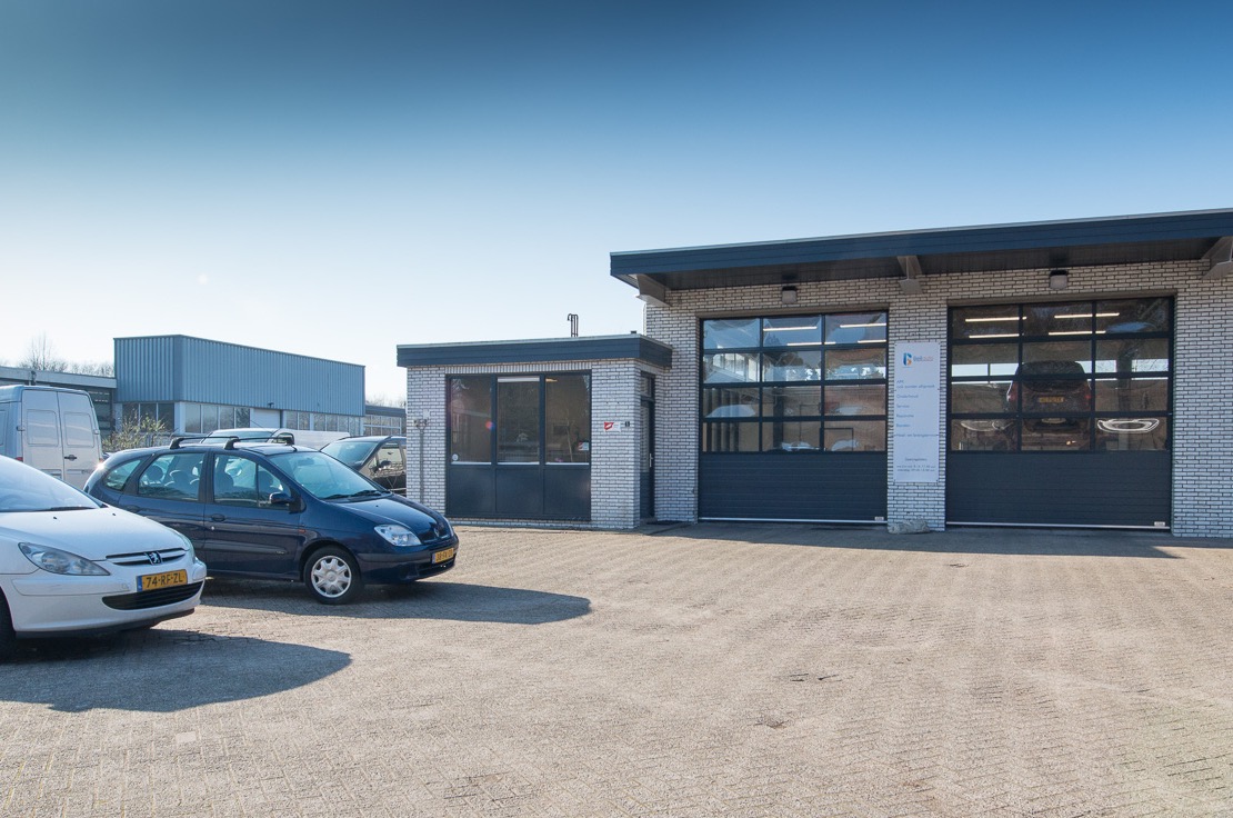 Het terrein voor de werkplaats van Beil Auto aan de Hoolstraat in Weert, met auto's