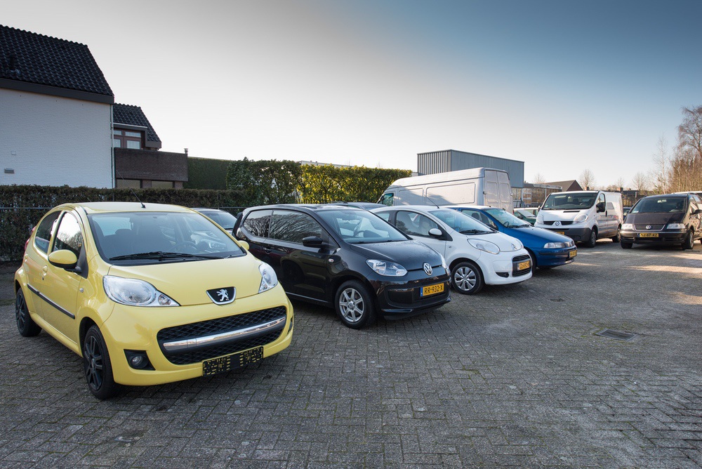 Occasions op het terrein van Beil Auto aan de Hoolstraat in Weert, vooraan een gele Peugeot 107