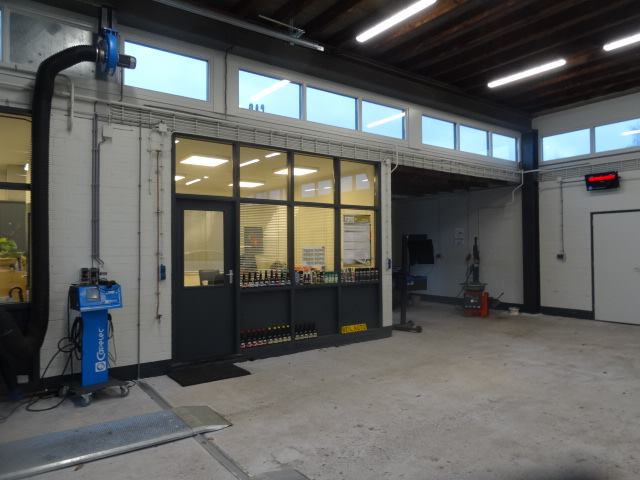 Binnen in de werkplaats van Beil Auto, bij de entree